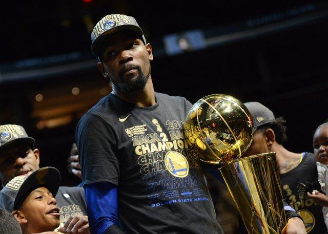 但与此形成 但与此形成